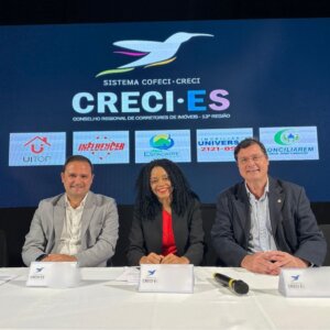 Presidente do CRECI-ES, Aurélio Capua Dallapícula, CEO da UITOP, Maiquelle Silva e o corretor, Rui Martins